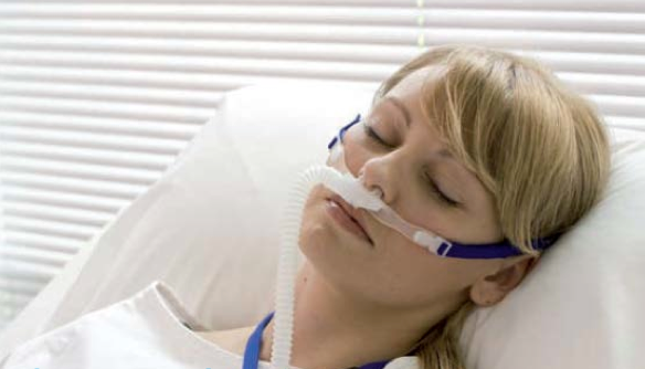 酸素投与は鼻カニュラ（ナザール）や酸素マスク、リザーバーマスクを使った一般的なものから、CPAP療法やベンチュリーマスクのようなものもありますし、人工呼吸器を使うこともあります。